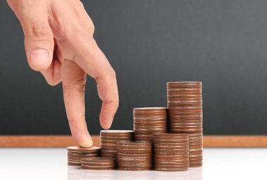 Elinde büyüyen para sikke yığını