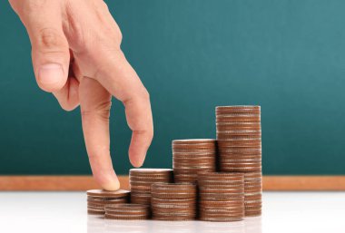 Elinde büyüyen para sikke yığını