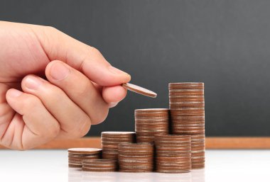 Elinde büyüyen para sikke yığını