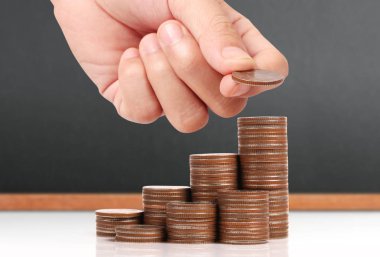 Elinde büyüyen para sikke yığını