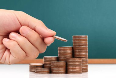 Elinde büyüyen para sikke yığını