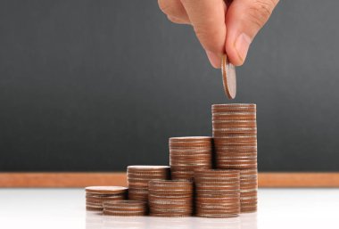 Elinde büyüyen para sikke yığını