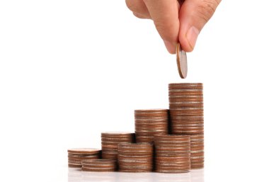 Para sikke yığını büyüyen iş elinde, para kavramı