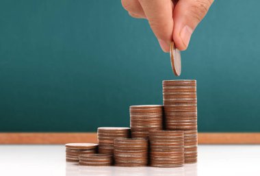 Elinde büyüyen para sikke yığını