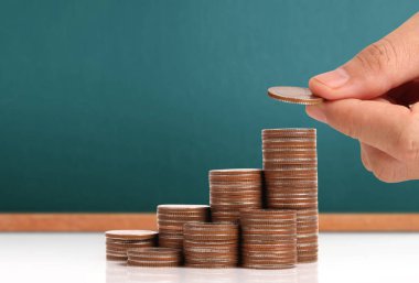 Elinde büyüyen para sikke yığını