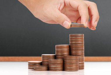 Elinde büyüyen para sikke yığını