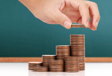 Para sikke yığını büyüyen iş elinde, para kavramı