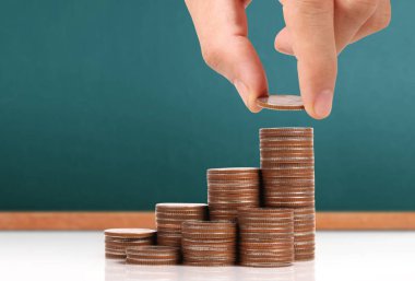 Para sikke yığını büyüyen iş elinde, para kavramı