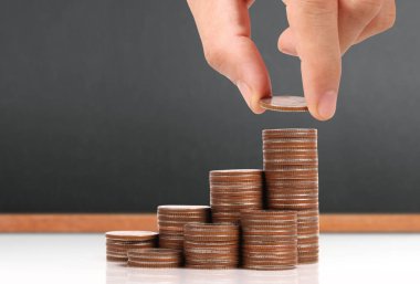 Elinde büyüyen para sikke yığını