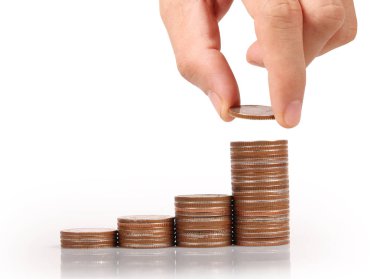 Para sikke yığını büyüyen iş elinde, para kavramı