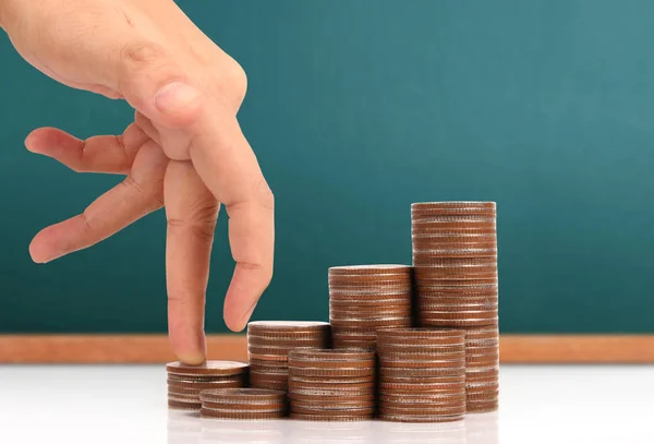 Geldmünzen stapeln wachsendes Geschäft in der Hand — Stockfoto