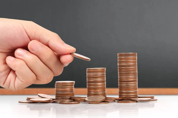 Dinero pila de monedas negocio creciente en la mano — Foto de Stock