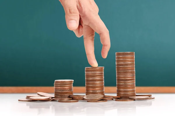 Dinero pila de monedas negocio creciente en la mano — Foto de Stock