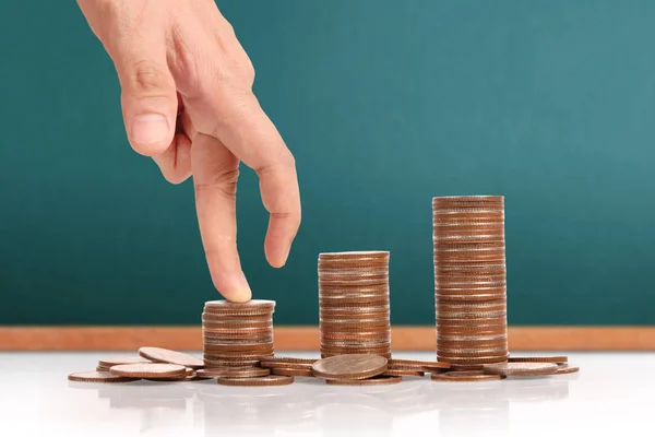 Dinero pila de monedas negocio creciente en la mano — Foto de Stock