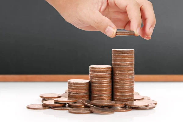 Dinero pila de monedas negocio creciente en la mano — Foto de Stock