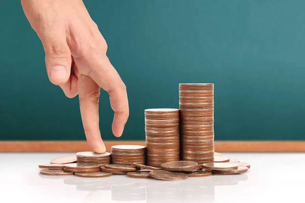 Dinero pila de monedas negocio creciente en la mano — Foto de Stock