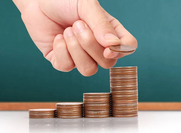 Dinero pila de monedas negocio creciente en la mano — Foto de Stock