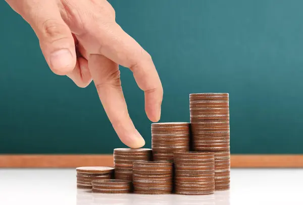 Dinero pila de monedas negocio creciente en la mano — Foto de Stock