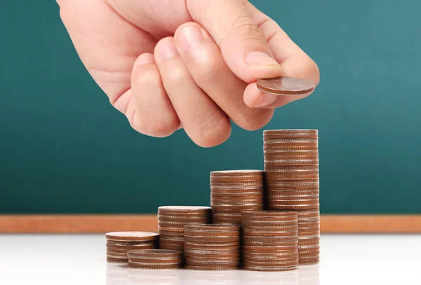 Dinero pila de monedas negocio creciente en la mano — Foto de Stock