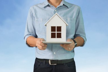 alıcı müşteri, evde el veren satıcı kişi