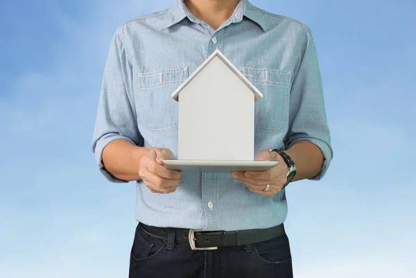 Venditore persona dando al cliente acquirente, casa in mano — Foto Stock