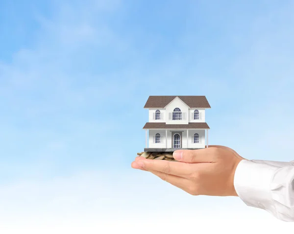 Venditore persona dando al cliente acquirente, casa in mano — Foto Stock