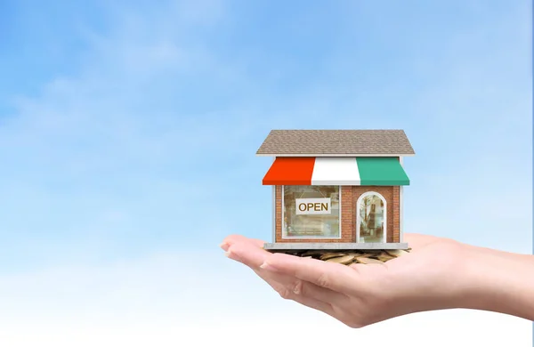 Protezione Persona Venditore Dando Cliente Acquirente Casa Mano — Foto Stock