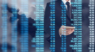  smartphone aygıt tutarak ve ekran dokunaklı adam el