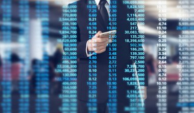  smartphone aygıt tutarak ve ekran dokunaklı adam el