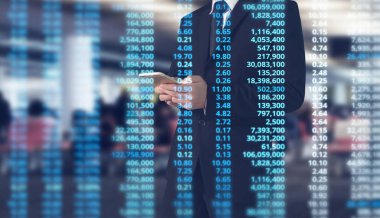  smartphone aygıt tutarak ve ekran dokunaklı adam el