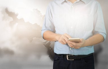  Adam akıllı telefonu tutuyor. 