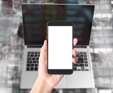  Adam akıllı telefonu tutuyor. 