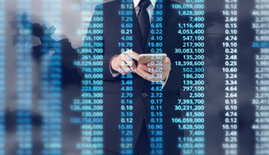  smartphone aygıt tutarak ve ekran dokunaklı adam el