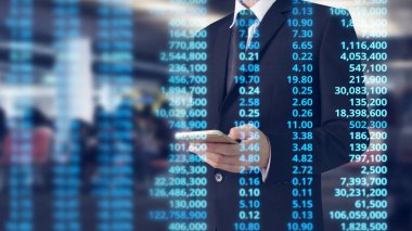  smartphone aygıt tutarak ve ekran dokunaklı adam el