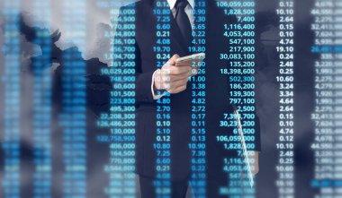  smartphone aygıt tutarak ve ekran dokunaklı adam el