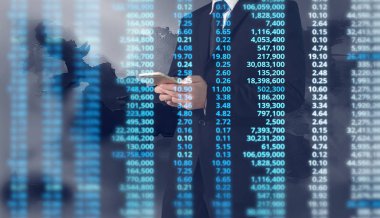  smartphone aygıt tutarak ve ekran dokunaklı adam el