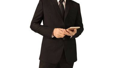  Adam akıllı telefonu tutuyor. 