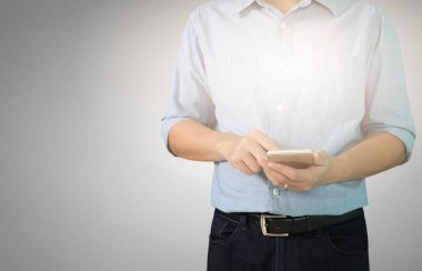  Adam akıllı telefonu tutuyor. 