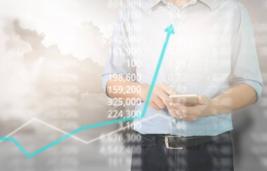  Adam akıllı telefonu tutuyor. 