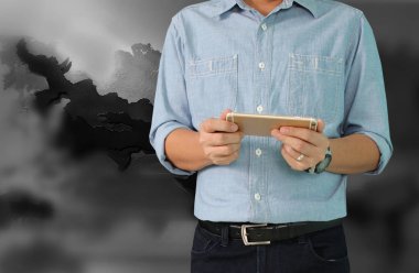  Adam akıllı telefonu tutuyor. 