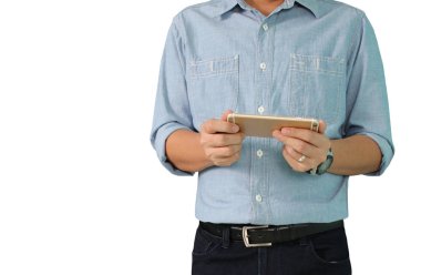  Adam akıllı telefonu tutuyor. 