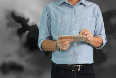  Adam akıllı telefonu tutuyor. 