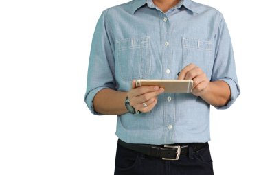  Adam akıllı telefonu tutuyor. 