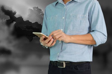  Adam akıllı telefonu tutuyor. 