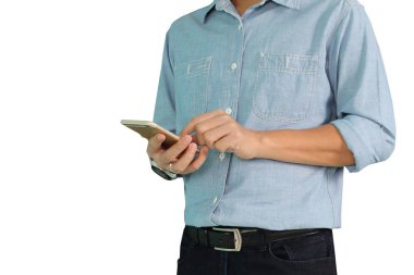  Adam akıllı telefonu tutuyor. 