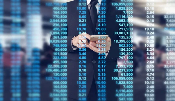  smartphone aygıt tutarak ve ekran dokunaklı adam el