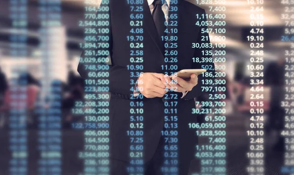  Adam akıllı telefonu tutuyor. 