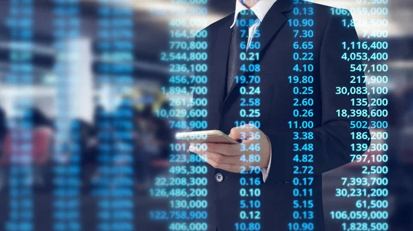  smartphone aygıt tutarak ve ekran dokunaklı adam el