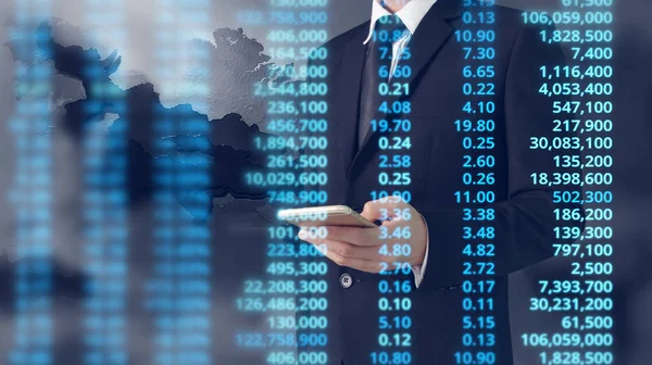  smartphone aygıt tutarak ve ekran dokunaklı adam el