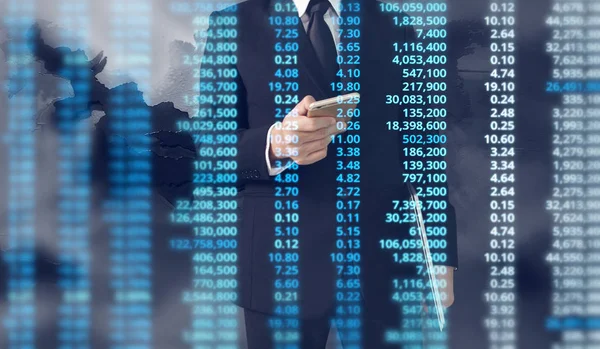  smartphone aygıt tutarak ve ekran dokunaklı adam el